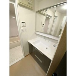 T社のオクターブを設置致しました。
3面鏡の裏側は収納スペースになっているので、以前よりを多く収納することができます。
また水栓はタッチレス式になっており、レバーに触れずに手を差し出すだけで水がスムーズに使えます。