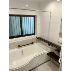 K社のアクリアバスを設置致しました。
浴槽側まで伸びている手すりのおかげで、入浴時の立ち上がりや移動がスムーズにでき、ご高齢の方も安全にご入浴することが出来ます。浴槽ドアは3枚引戸で開け閉めしやすくなっています。