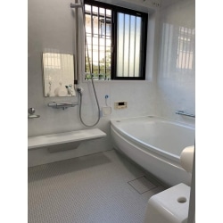 浴槽は人工大理石素材のワイド浴槽になっていて、お掃除しやすく、広々とした浴槽になっております。また、天井には「エアインオーバーヘッドシャワー」があり、まるで高級スパで味わうような贅沢な浴び心地を体感できます。
