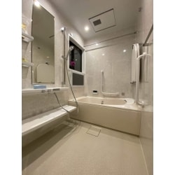 タイル張りの在来工法浴室から最新式ユニットバスへリフォーム致しました。使用製品はT社を採用。快適さとリラクゼーション性、清掃性の高い水まわり空間に生まれ変わりました。