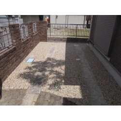 雑草やコケが生える為何か対策があれば実施したいというご依頼でした。
ご相談の結果、元々あった石畳みを残しコンクリートを敷きロイヤルストーンハード仕上げにしました。
駐車場で施工済みの洗い出し仕上げと似たような感じになり大変喜んでいただけました。