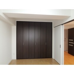 和室を洋室へ変更したいとのご希望でした。クローゼットの建具の色は統一し間仕切りは3枚連動片開戸で開閉も静かなものをご提案させていただきました。
また、ペットのひっかき傷に強いクロスへ貼替いたしました。