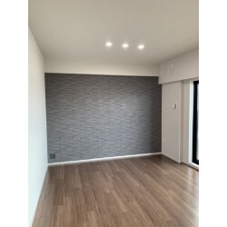 マンションのLDK・洋室をシーリング照明からダウンライトへ変更し、コンセントやスイッチ等を交換致しました。