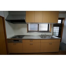 引き出しタイプの扉になり、収納の幅も増え使い勝手も格段によくなりました。換気扇もお手入れが楽なタイプになります。