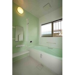 爽やかなグリーンがパッと目を引く浴室空間に！以前より、より一段と明るくなりました。