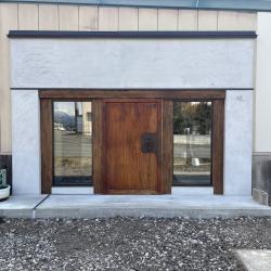 蔵の街にふさわしい、蔵の扉を活かした店舗入口。
もともと壁だった部分を解体し、
お客様を迎え入れやすい入口へとリニューアルしました。