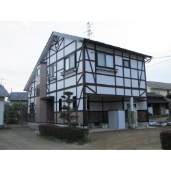 木部の痛み・色あせや、お布団をベランダに干す時に外壁から出る白い粉が付くようになってきた事から、弊社顧客様からご紹介いただき機会をいただきました。立てた当時の雰囲気に戻したいとの事で、色の打ち合わせを数度重ねて家主様も納得の仕上がりとなりました。