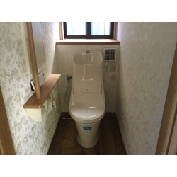 トイレ一式、内装壁・天井の壁紙と、床クッションフロアー材の張替えまでトイレ1室丸ごと、キレイになりました。トイレの便器交換の際は、そのままですと古い便器跡が残ってしまうのでクッションフロアー材まで交換される事をおすすめしておりますが、こちらのお客さまにもご提案させていただき、せっかくの機会なのでと壁紙の張り替えもご依頼いただきました。大きめの木板柄と、ツタ柄の壁紙で暖かい印象でありながら、清潔なトイレになりました。