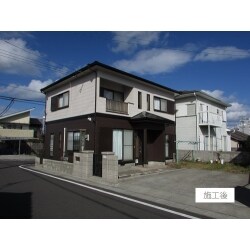 築20年目での塗装という事もあり、外壁の退色・ふくれ・ヒビ割れ等が数多く見られ、入念な下地処理と補修を行った上で
作業にあたりました。