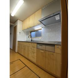リフォーム前は落ち着いた色味のキッチンで、キッチンの空間自体が暗い印象になりお好みではないとのことでした。床材と同じトーンのキッチンし、明るい空間になりました。