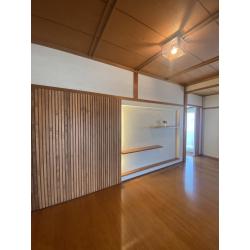 水廻りの増築工事、屋根の改修に合わせて内装もこれからの住まい方にあった間取りに大きくリフォーム。風情のあるお住まいを新しくするにあたり、リフォームをしない空間もあるため、もともとのお住まいの雰囲気になじむように心がけリフォームをいたしました。漆喰や木など、自然素材を使用したリフォームで新しいながらもまとまりのあるお住まいとなりました。