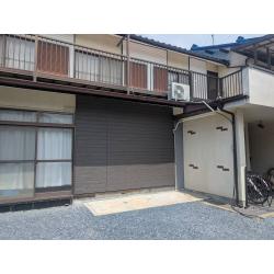 他社のサンルーム撤去工事後、室内が外気に触れている状態でした。
もともとの住まいに馴染む外壁をはり、安心して暮らせるお住まいになりました。