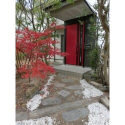 古くなった木製玄関をスタイリッシュな断熱玄関に変更しました。
お家の顔である玄関が綺麗になりました。