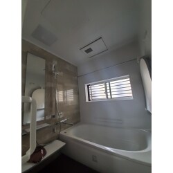 タイル貼りの浴室から高機能のユニットバスになりました
窓も複層ガラスに替えたので断熱効果もばっちりです
