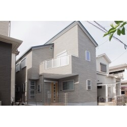 解体からの建替工事です。
施主様のご友人やお知り合いの方が沢山集まるとのことでしたので
2階に二間続きの広々とした和室を作りました。