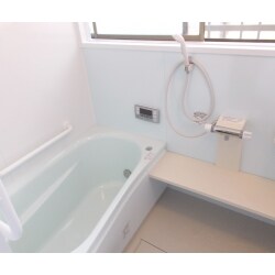 「TOTOサザナ」のNタイプの1216になります。浴槽と周辺の壁パネルをホワイト、床とカウンターはベージュがアクセントの落ち着いた空間の浴室に仕上がりました。