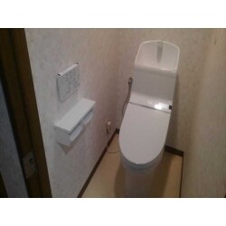 ＴＯＴＯ便器ＨＶ床下標準排水・手洗い脱臭付・壁リモコン付（ホワイト）1ｾｯﾄ、便器取替施工費（処分込）一式、2連紙巻き器・棚付き（ＴＯＴＯ・ＹＨ650／ホワイト）壁クロス張替9.5㎡、床ＣＦ張替（0.85×1.33）