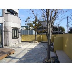 築6年の現場です。敷地が広く、今までは芝生にしてみえたようです。ですがお手入れがかなり大変みたいで、如何にかしたいとの事で工事依頼となりました。