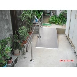 スロープ新設工事を行いました