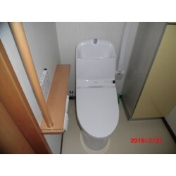 トイレの改修工事を行いました。
便器を凹凸の少ないものに交換しました。
また、手すりを設置を設置することで、老若男女問わず快適に使用できるトイレになりました。
