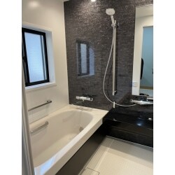 黒のアクセントパネルが素敵な高級感たっぷりの浴室・洗面台