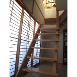 鉄骨ALC造の3階4階がご家族のお住まいでしたが、移動は外階段でした。内階段ができ移動の苦労が解消し、猫ちゃん達も自由に行き来でき大喜び！