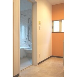 0.75坪タイプのユニットバスから、一坪タイプのお風呂にしたい！というリクエストから、隣接した洗面室、キッチン、ダイニング、そして、ダイニングと接せる和室まで間取り変更範囲が広くなりました。外壁塗装をしたばかりでしたので、外壁側はいじらず、既存窓を生かした間取り変更のご提案をさせていただきました。