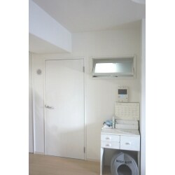 納戸を子供室に。採光・換気用の室内窓でアクセント！