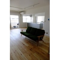 無垢床とステンレスキッチンのコラボレーションLDK