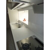 収納たっぷりのキッチンと個性的な壁紙選び