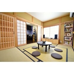 土地購入のご計画から、中古物件をご購入。その後、リノベーションさせていただきました。
ご要望として、ご夫婦共にお好きな『京都の町屋』をコンセプトに内外装をきれいに致しました。
建具は杉・檜を使用し、実際に京都で作成。
内装も年数の経った土壁を、新たに京壁としてきれいに仕上げました。
また、お好きな材料や設備などは、お客様の方でご用意いただき、弊社で取付けました。
外装もイメージの写真などを基にお打合せを致しまして、バルコニーを撤去し、町屋風の庇と格子を新たにデザイン。
過去と現代の風情がうまく混ざり合った、心地よい空間が生まれました。
