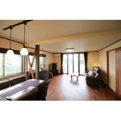 昔ながらの木造住宅の良さを活かしつつ、使いやすさや快適性が加わることで、お客様がご先祖様から引き継いだ家を素敵に再生させることができました。耐震性を高めるために鉄骨の梁補強をおこない、これから先も安心して住み続けられる住まいになりました。
