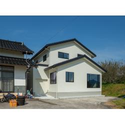 実家で両親と同居されている施主様夫婦は、お子様たちの成長に合わせ部屋数を増やしたいという思いから、これまで住んでいた実家の敷地内にそれぞれの居室と家族が集うオシャレなリビングが欲しいとの思いから離れの家づくりがスタート。