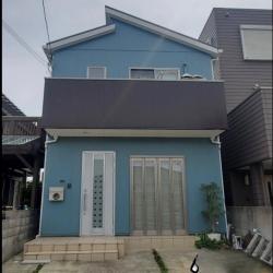 住宅を長持ちさせるのに、必須のメンテナンスである屋根、外壁の塗装！（※陶器瓦やタイル張り外壁など塗装を必要としない場合もあります。）
ただメンテナンスだけでなく、我が家の外観をイメチェンする絶好の機会でもありますね。
その色決めで使うのが、マンセル色見本ですが、このちっこいので決めて、実際塗ってみると、「思ってたより明るいなぁ」となるパターンが多い。
今回は一度目の上塗りで、想像以上に鮮やかな水色系になってしまい、二度目の上塗りで、お客さんと相談して2トーン
ぐらい落としました。（仕上げの上塗りは2回なのでこれが可能！）