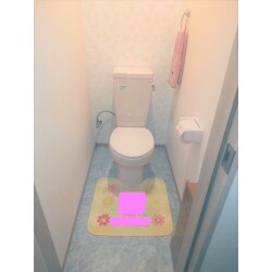 2階の収納だった箇所に　新たにトイレと洗面コーナーを作成し、クロス工事　ベランダの柵に目隠し用フェンスを付けました。