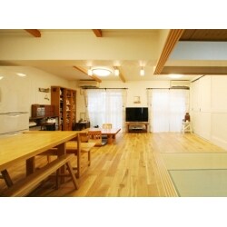 キッチンや洋室の間仕切壁を取り払い、明るいLDKをご提案。
和室は間仕切扉を入れ、ご家族が来られた際は扉を開けて、1つの空間として広く使えるように。
廊下の扉やキッチンのステンドグラスは、LDKのアクセントに。見せ梁や障子建具などをご提案することで、お客様が選ばれたインテリアや照明が合い、お客様のイメージされていた使い込んだイメージの空間に。