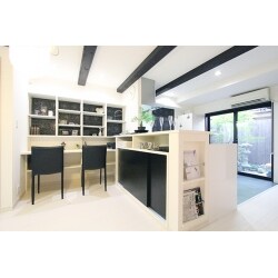 白・黒を主とした色をコーディネート、既存の建具・梁が融合したシンプルモダンな空間に生まれ変わりました。