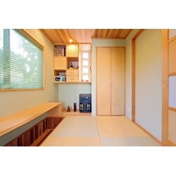 既存の倉庫を解体し、基礎から新しくしました。木の温もり感じるくつろぎの和室空間をご提案。