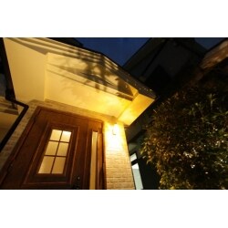 屋根の破風とドーマに凝ったつくりの外観を活かし、モダンな雰囲気から洋風な雰囲気に。