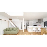 吹き抜けのある、明るく開放的な住まい。