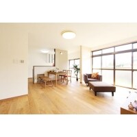 採光×無垢床暖房であたたかく、家族が落ち着ける広々LDK