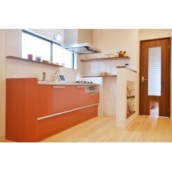 家電収納カウンターを造作し、限られたスペースでも効率よくお料理が出来る空間を創りました。キッチンのオレンジ色で、お部屋全体のイメージも明るくなりました。
