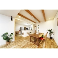 無垢の床やカラフルな色づかいで、集いが楽しいカフェ風のLDKに