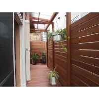 裏庭を彩るナチュラル・ウッドデッキ(ウリン材)