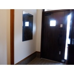 廊下・玄関・階段・2階洋室・1階トイレのクロス貼替　　玄関本体取替　　トイレ本体便器取替