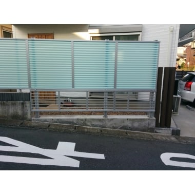 坂道から見えるリビングを圧迫感なく隠す、採光性目隠フェンス