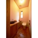 タンクレスのトイレはコンパクトなサイズの為、よりトイレが広く感じられます。紙巻き器も壁の厚みを利用して埋め込みました。