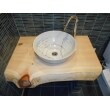 トイレ内手洗いには施主様が購入なされた信楽焼の洗面鉢を取り付けました。洗面カウンターはカウンター席と同じく奈良県吉野の無垢の桧を使用。