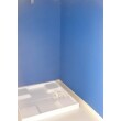 もともと無かった脱衣所と洗濯機置き場を造作。ブルーの壁で落ち着きのある空間。