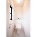 ホワイトで統一して清潔感のあるトイレに。小窓をつけることで明るく、広々とした空間になっております。